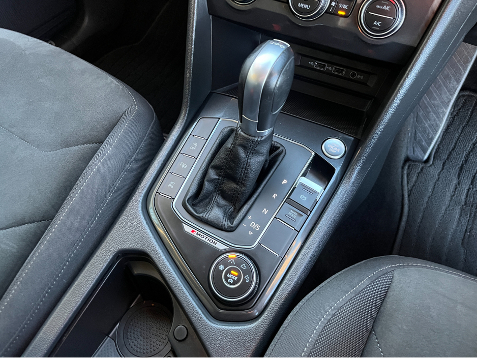 2019 Volkswagen Tiguan HIGHLINE 4MOTION AUTOMATIC 2.0 DIESEL //HIGH SPEC//360 PARKING CAMERAS//FRONT AND REAR HEATED SEATS//POWER TAILGATE//HEAD UP DISPLAY//