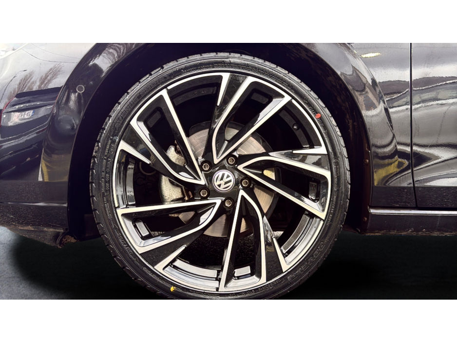 2021 Volkswagen Golf - image 9