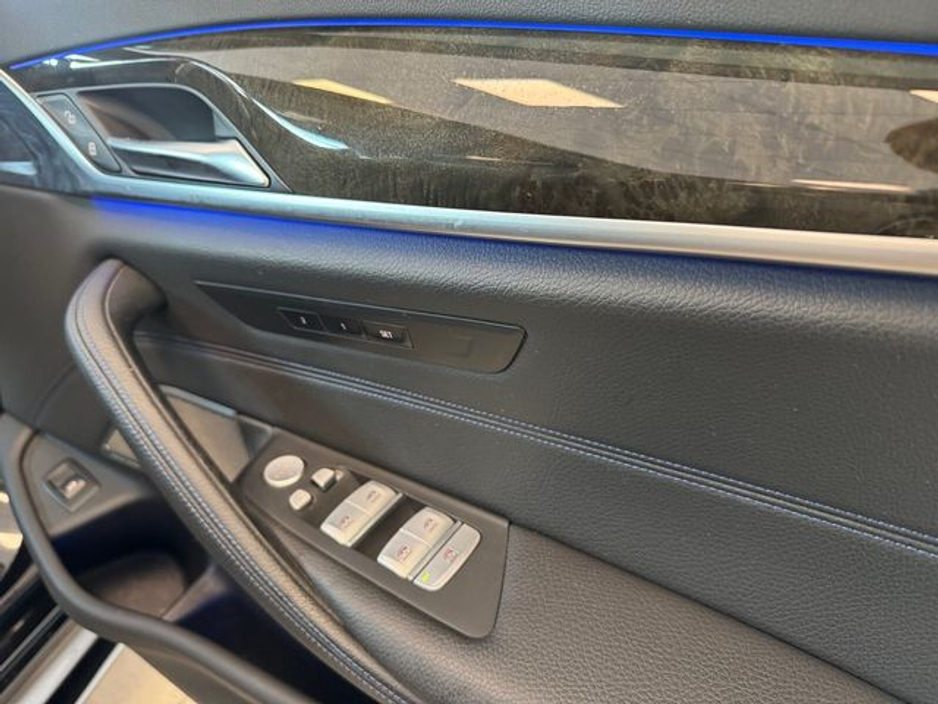 2020 BMW 5 Series - image 12