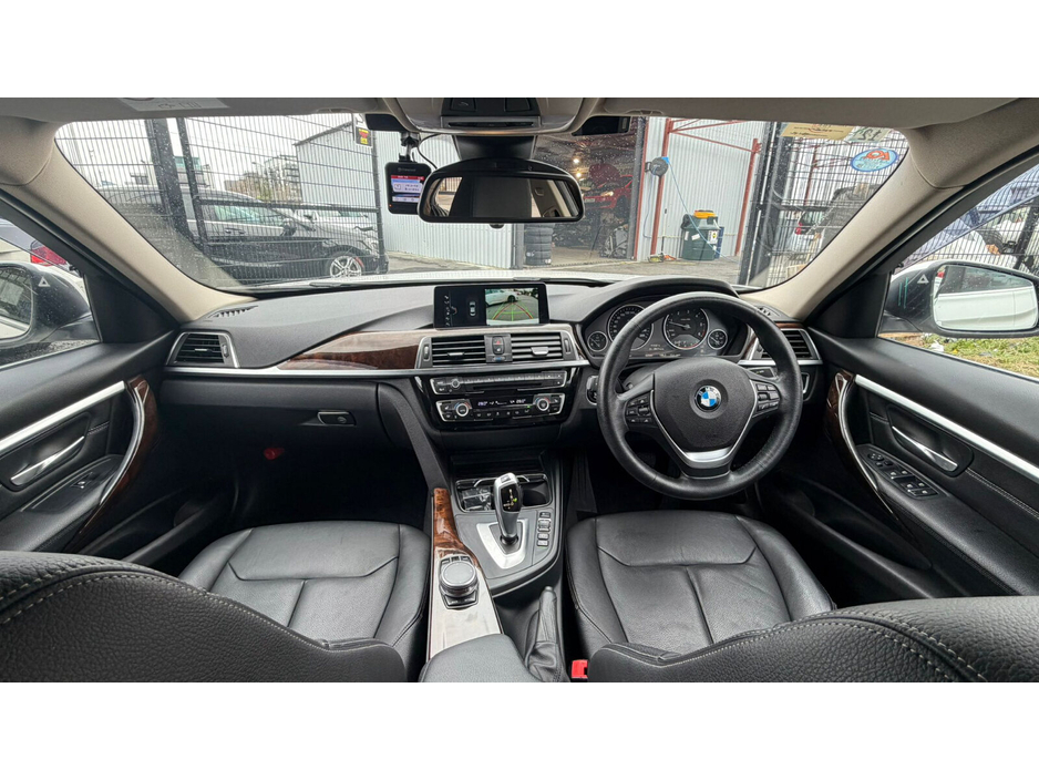 2017 BMW 3 Series - image 17