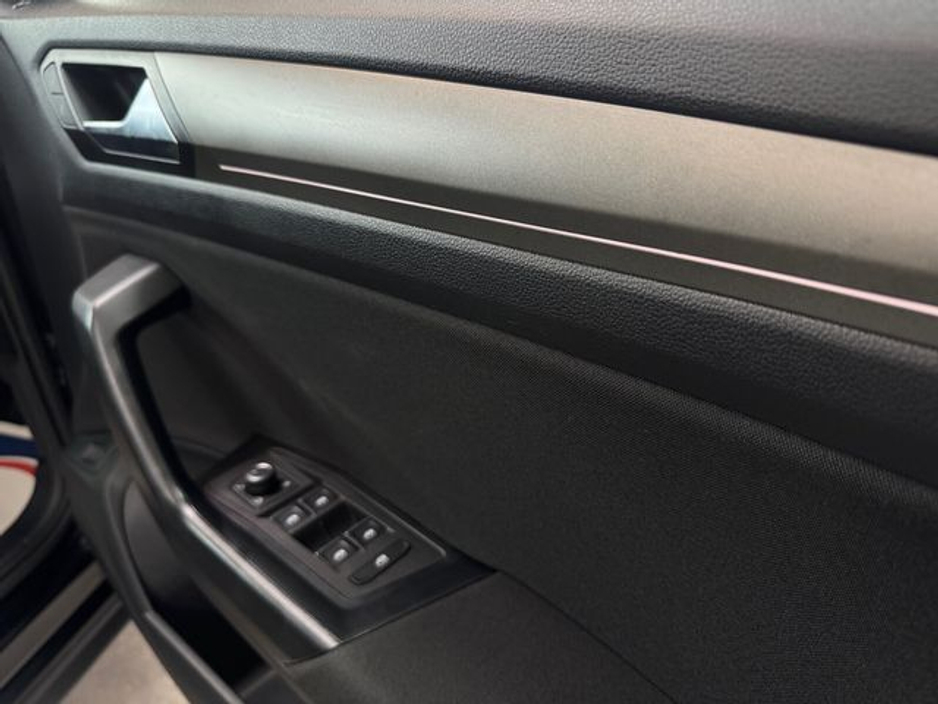 2021 Volkswagen T-Roc - image 12