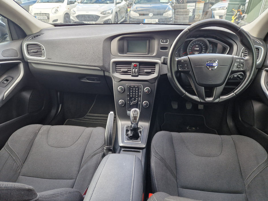 2013 Volvo V40 - image 10