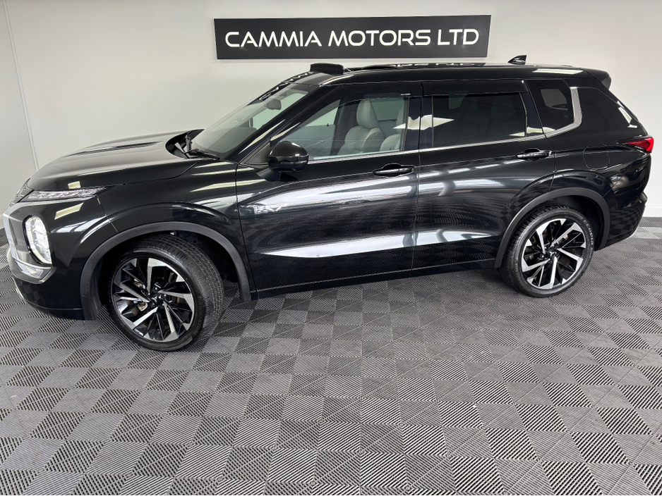 2022 Mitsubishi Outlander - image 3