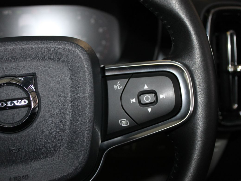 2020 Volvo XC40 - image 24