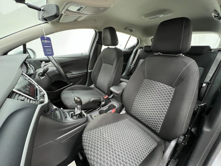 2017 Vauxhall Astra - image 8