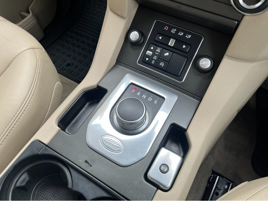 2015 Land Rover Discovery - image 17