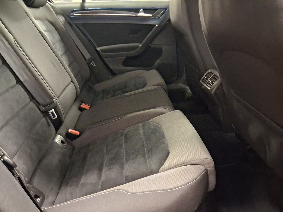 2013 Volkswagen Golf - image 8