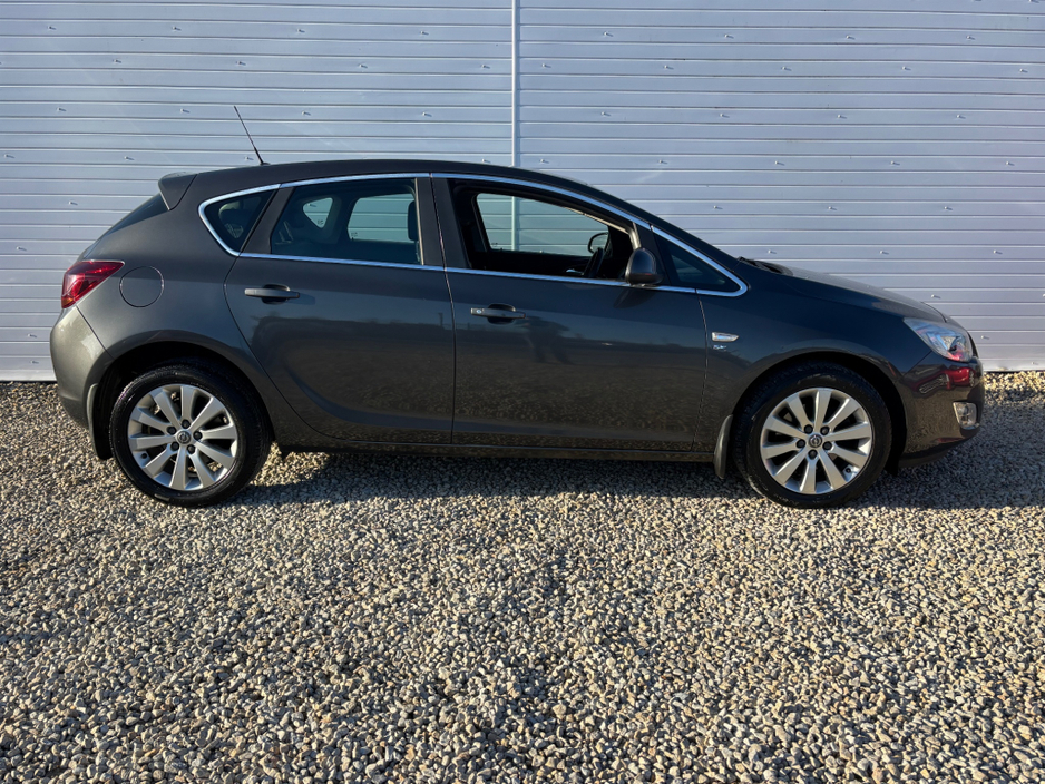 2012 Opel Astra - image 6