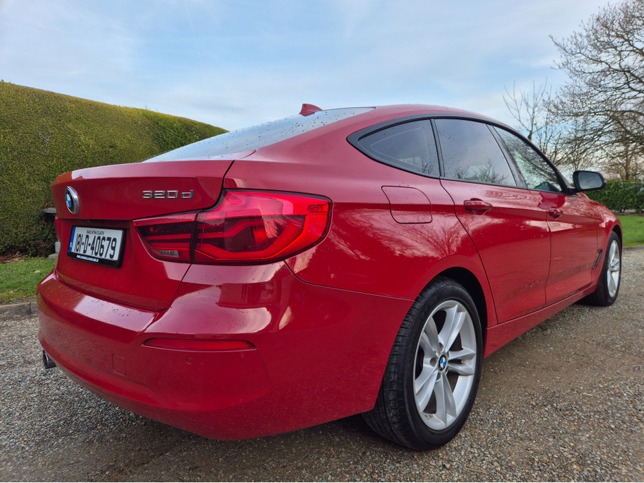 2018 BMW 3 Series - image 3