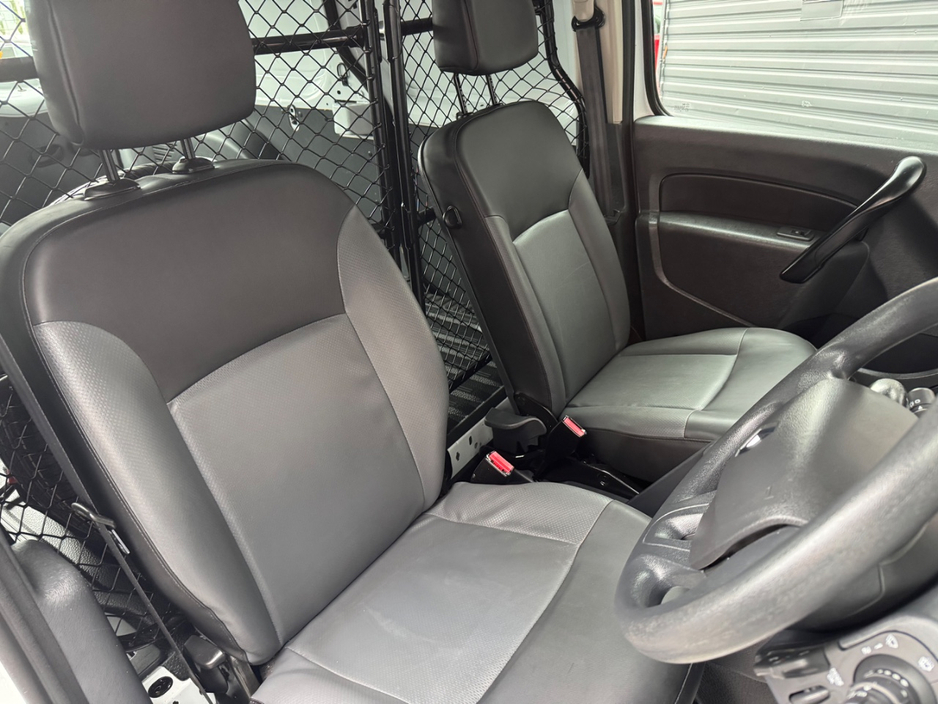 2020 Renault Kangoo - image 8