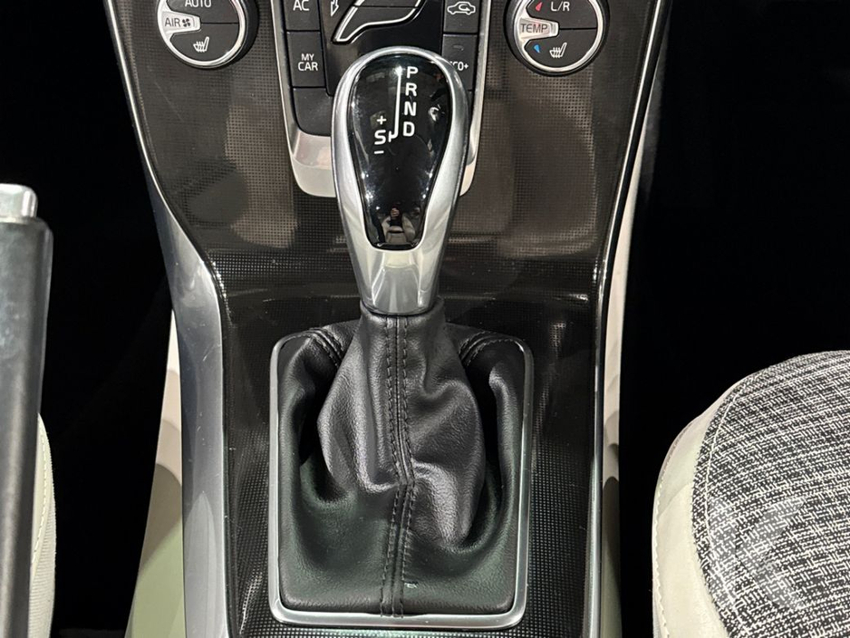 2018 Volvo V40 - image 19