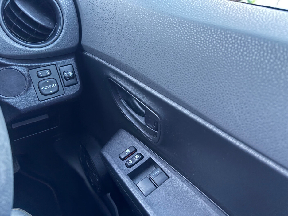 2014 Toyota Yaris - image 8