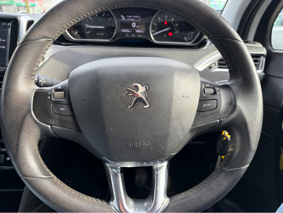 2014 Peugeot 208 - image 10