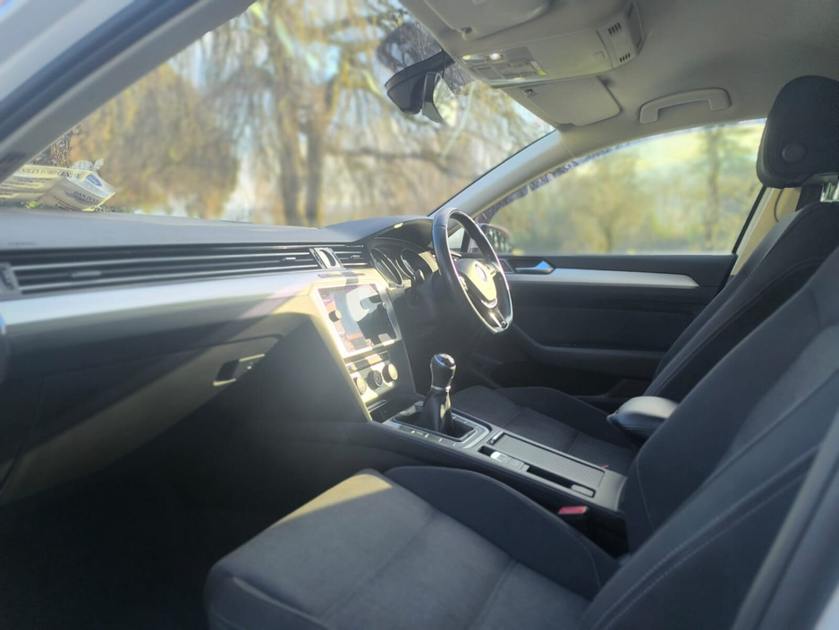 2018 Volkswagen Passat - image 24