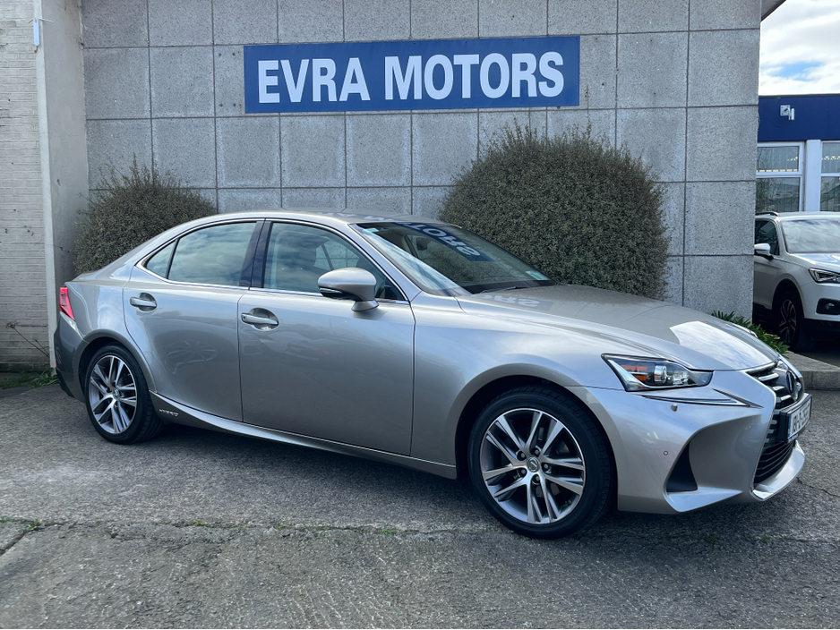 2018 Lexus IS 300 h - image 3