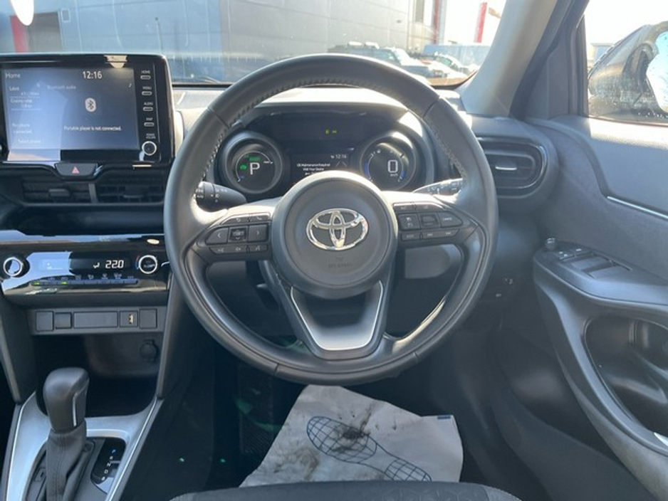 2023 Toyota Yaris Cross - image 9