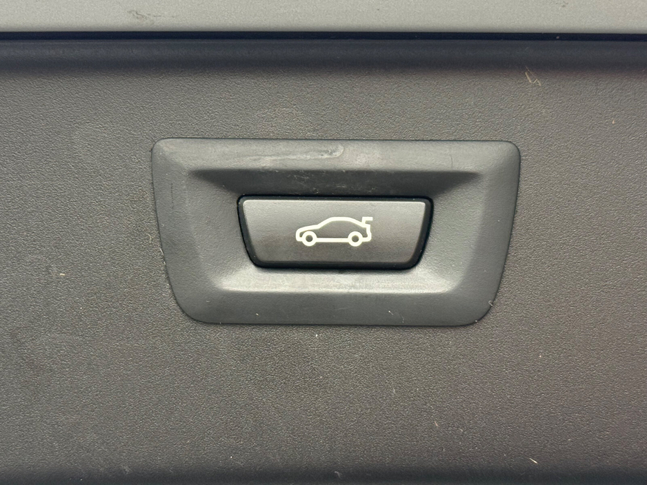 2016 BMW 5 Series - image 11