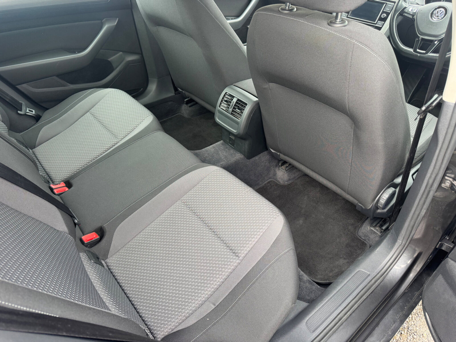 2018 Volkswagen Passat - image 11