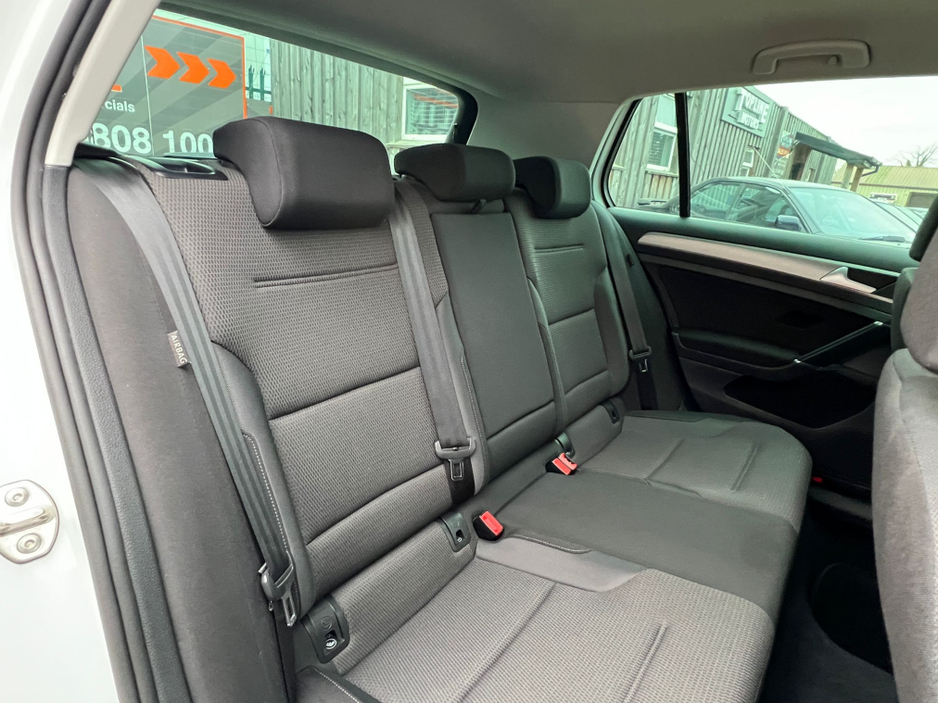 2016 Volkswagen Golf - image 11