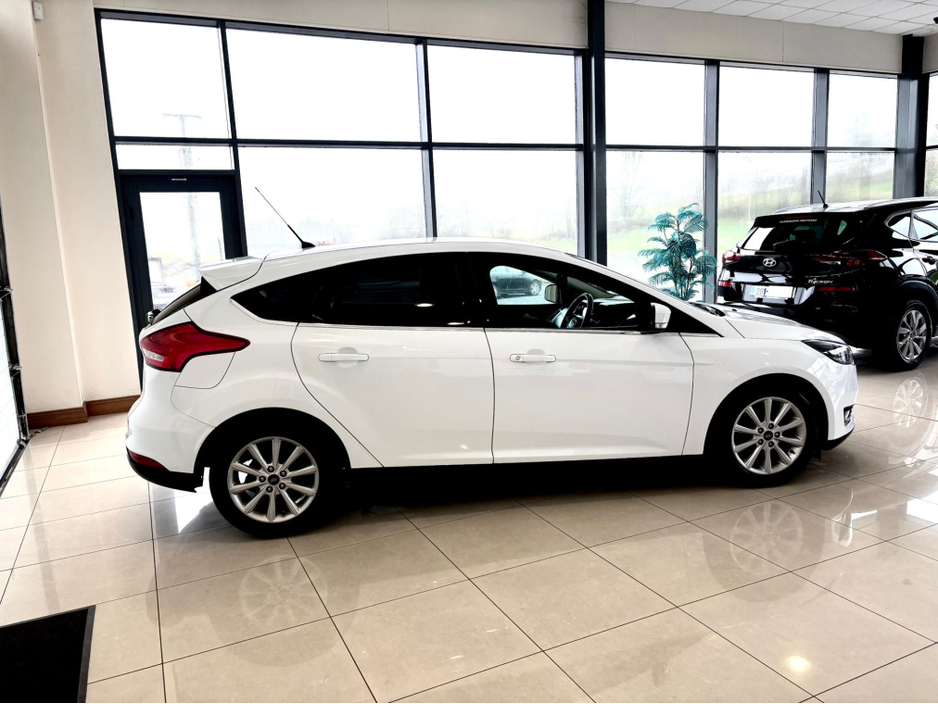 2016 Ford Focus - image 5