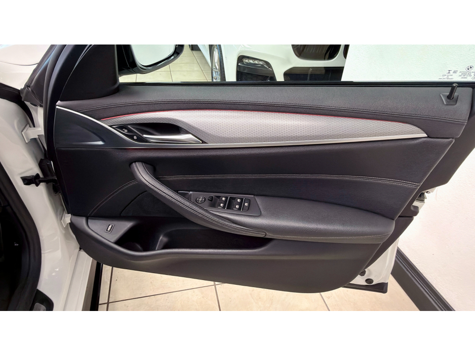 2020 BMW 5 Series - image 6