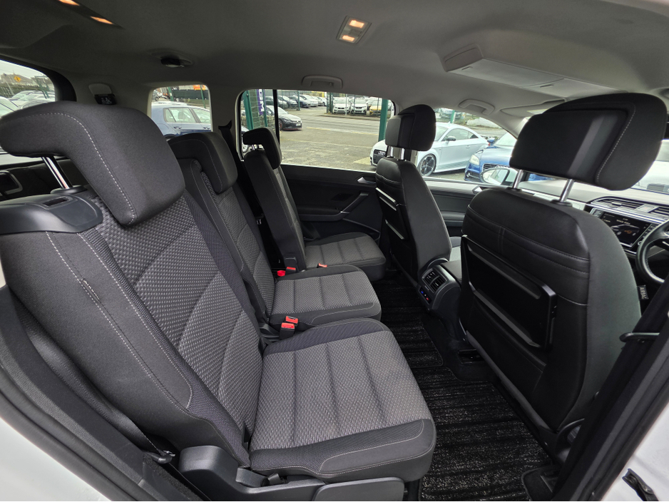 2017 Volkswagen Touran - image 6