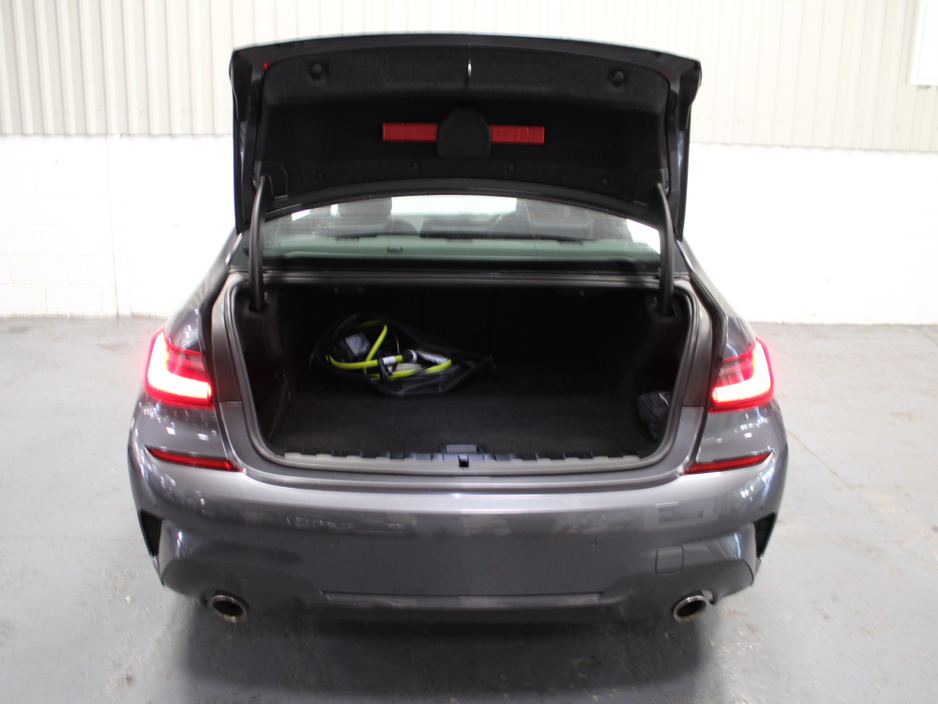 2022 BMW 3 Series - image 31