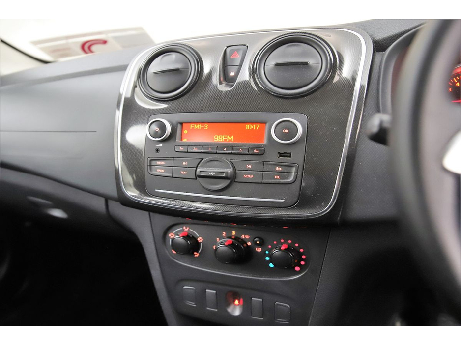 2017 Dacia Sandero - image 21