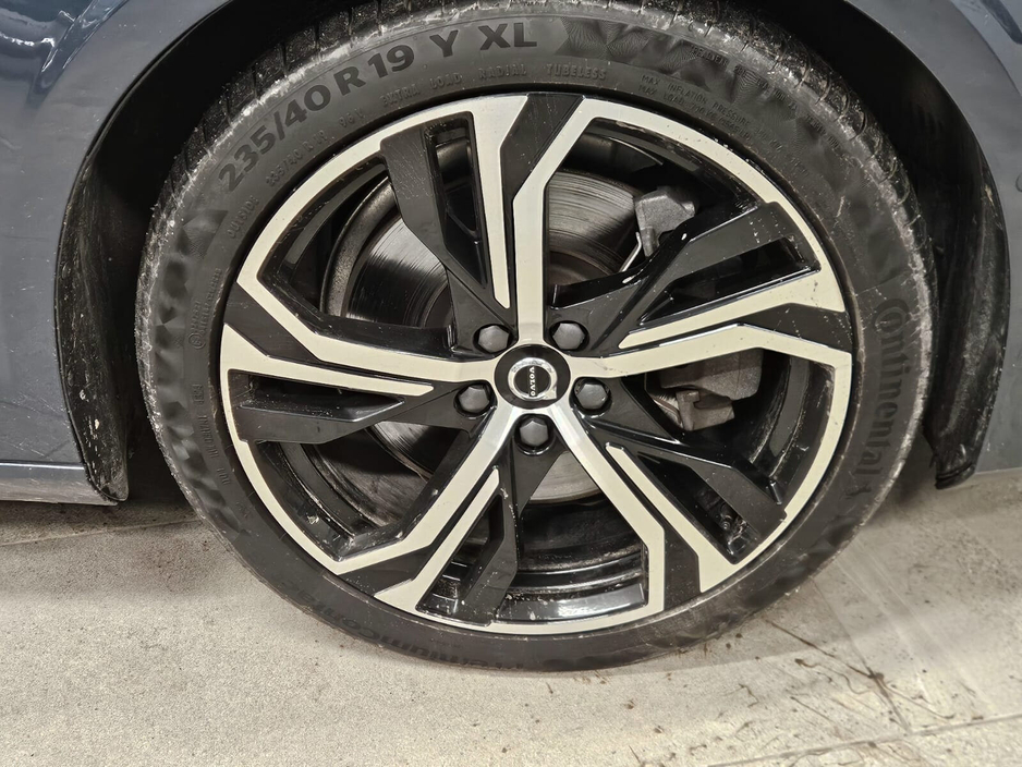 2022 Volvo V60 PHEV T8 (455hp) Ultimate Dark AWD €27,950
