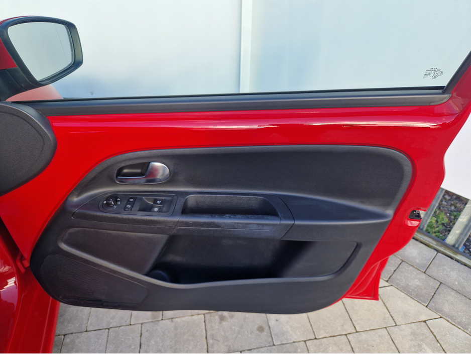 2016 Volkswagen up! - image 13