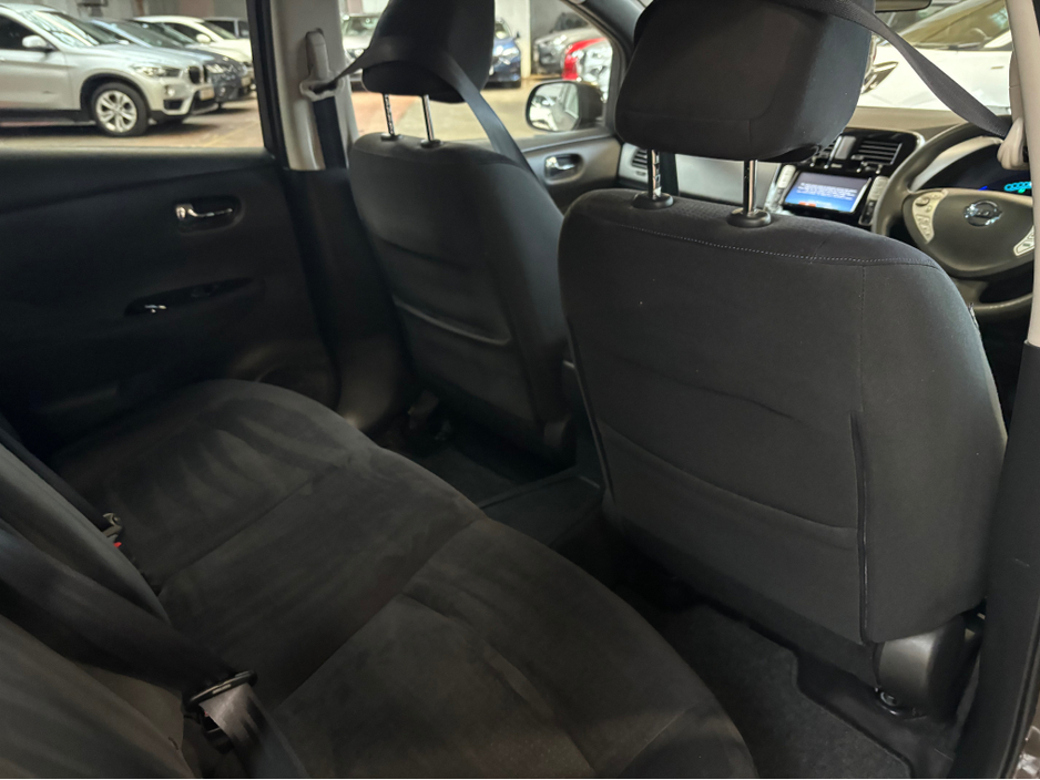 2017 Nissan Leaf - image 8
