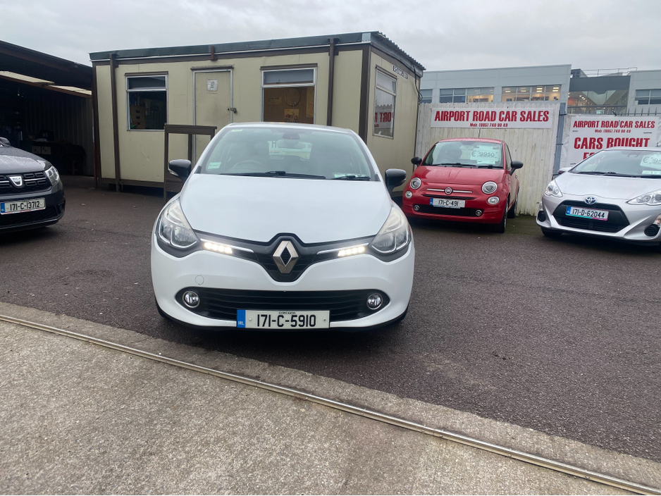 2017 Renault Clio - image 2