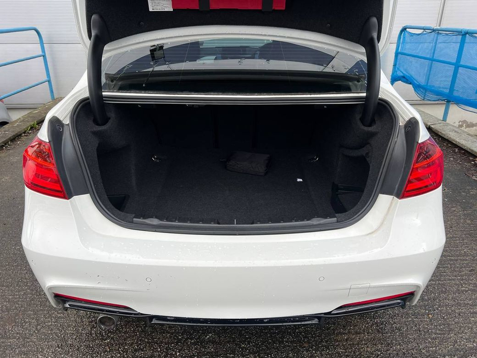 2015 BMW 3 Series 320d M-SPORT COMPETITION // HEADS-UP DISPLAY // LEATHER M-SPORT INTERIOR // REVERSE CAMERA €18,750