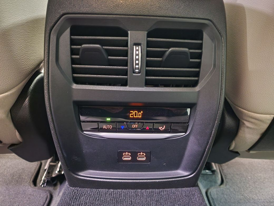 2023 BMW 3 Series - image 25