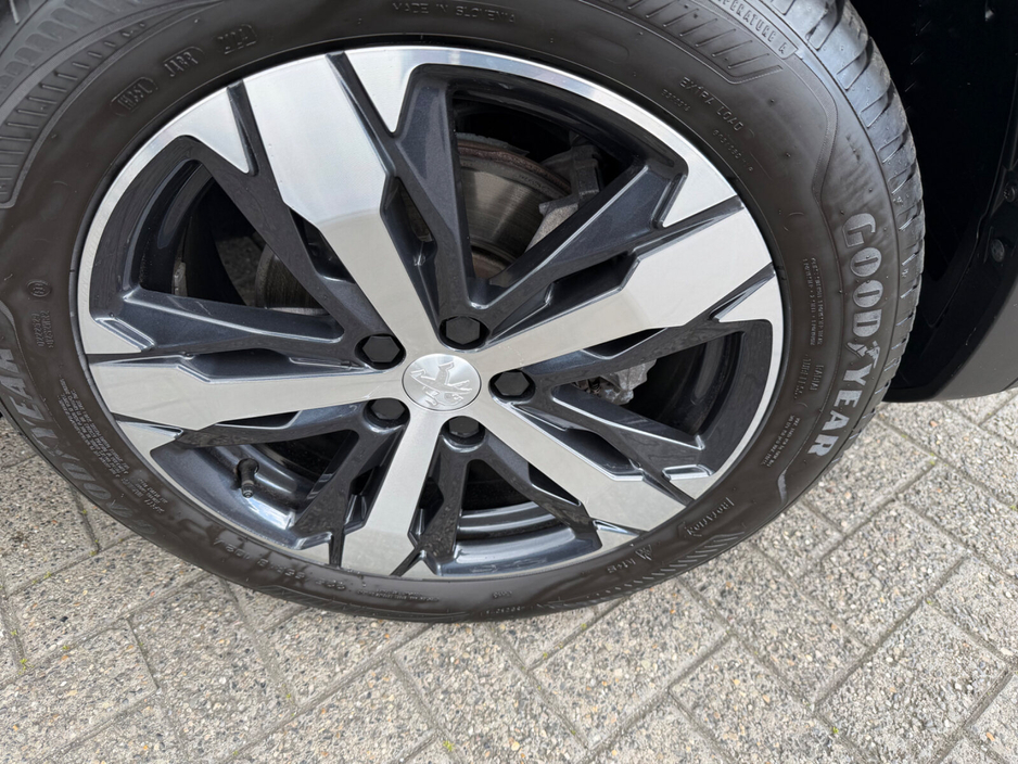 2025 Peugeot 5008 - image 4