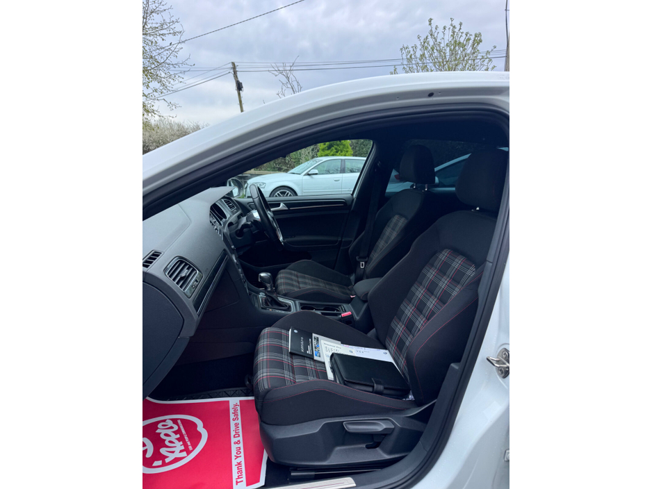 2015 Volkswagen Golf - image 10