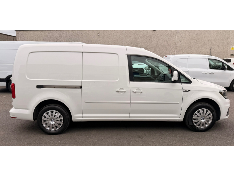 2019 Volkswagen Caddy - image 3