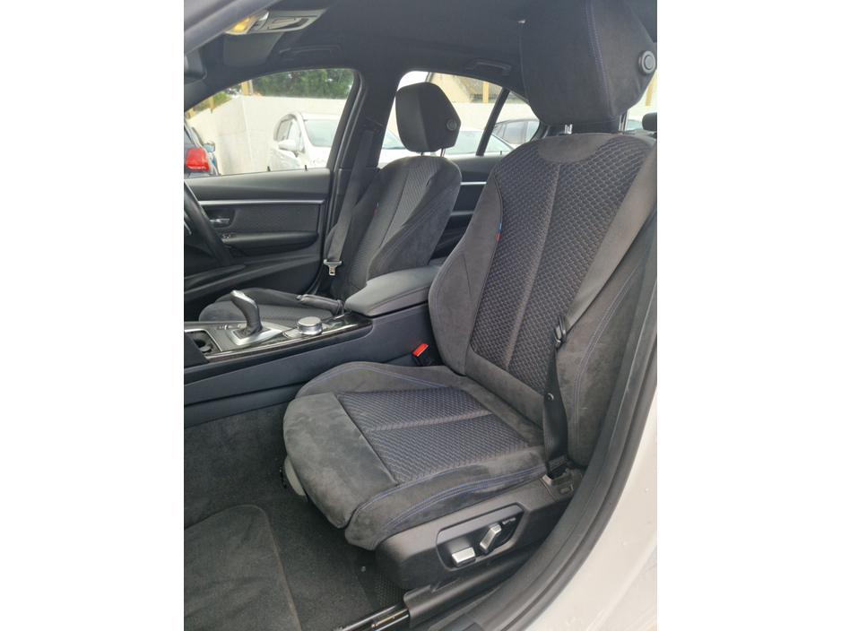 2018 BMW 3 Series - image 12