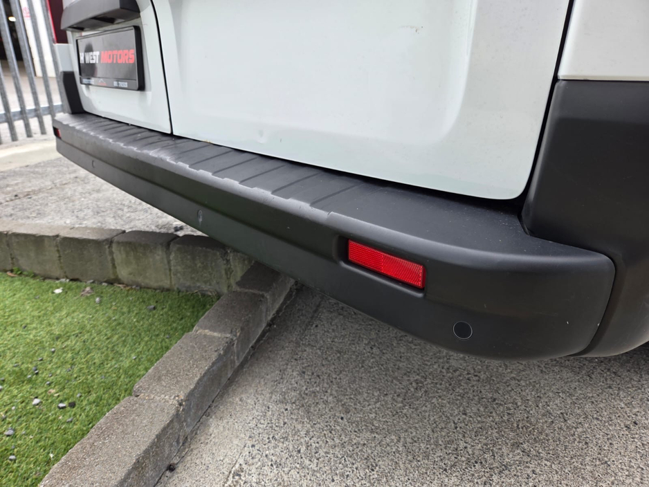 2021 Renault Trafic - image 11