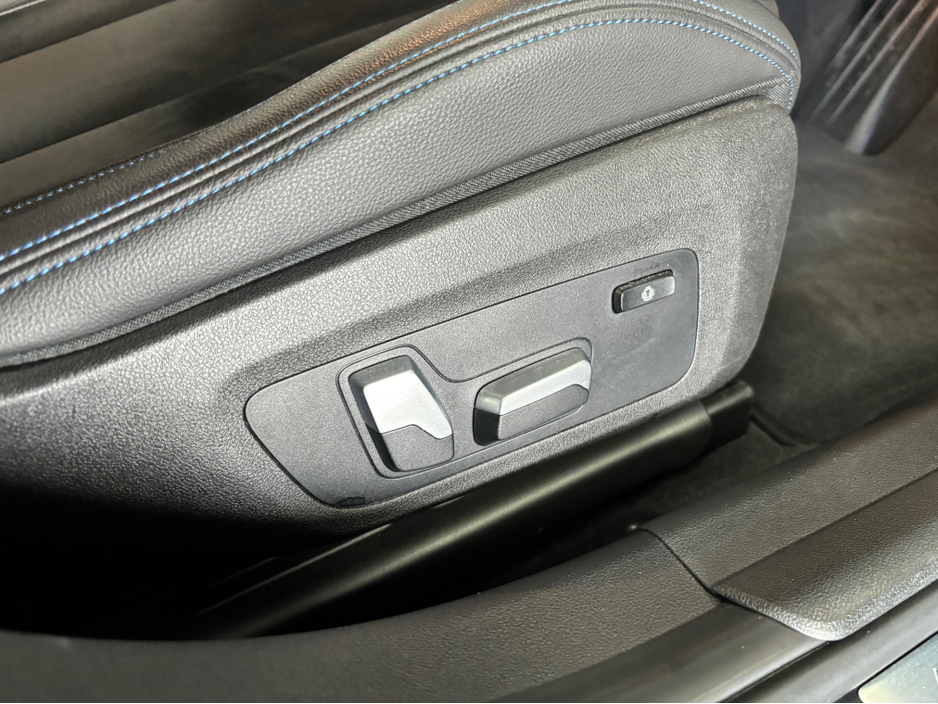 2021 BMW 3 Series - image 8