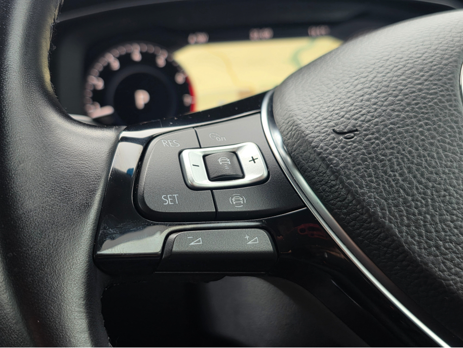 2019 Volkswagen Golf ( 192 REG ) HIGHLINE FULL LEATHER SEATS HEATED ELECTRIC SEATS SAT NAV PACK - VIRTUAL CLOCKS -REVERSE CAMERA - NAVIGATION - CARPLAY - ANDROID AUTO- BLIND SPOT REAR TRAFFIC ASSIST - DISCOVER PRO €22,950