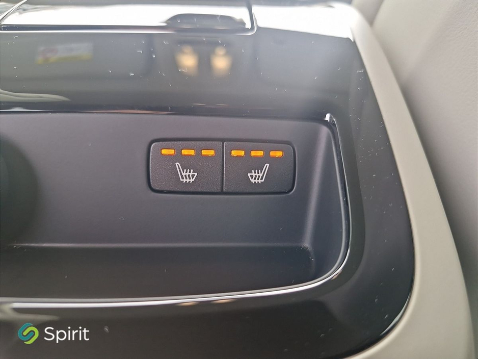 2025 Volvo V60 - image 19