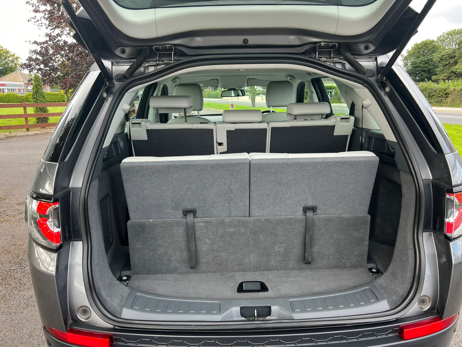 2018 Land Rover Discovery - image 6