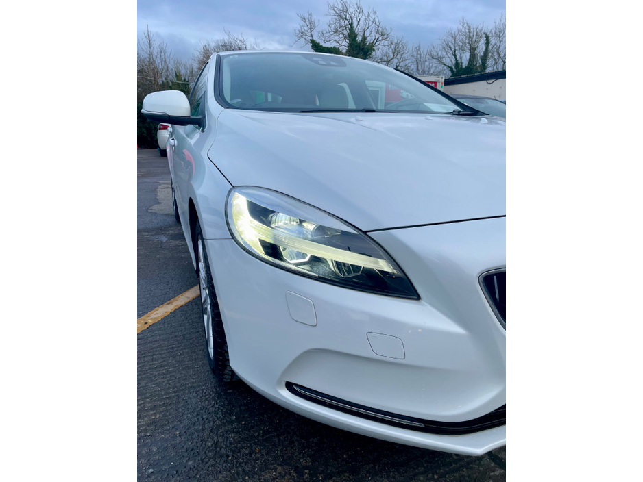 2017 Volvo V40 - image 2