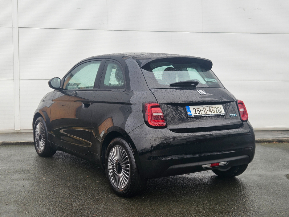2025 Fiat 500e - image 10