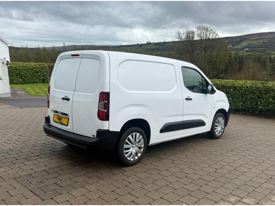 2022 Peugeot Partner - image 3