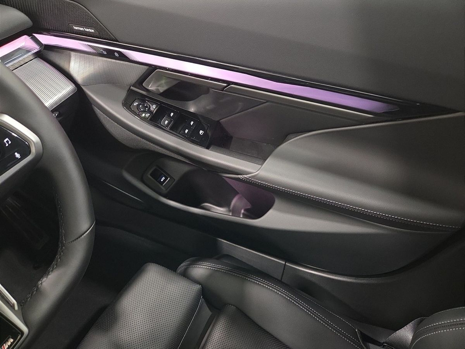 2025 BMW 5 Series - image 23