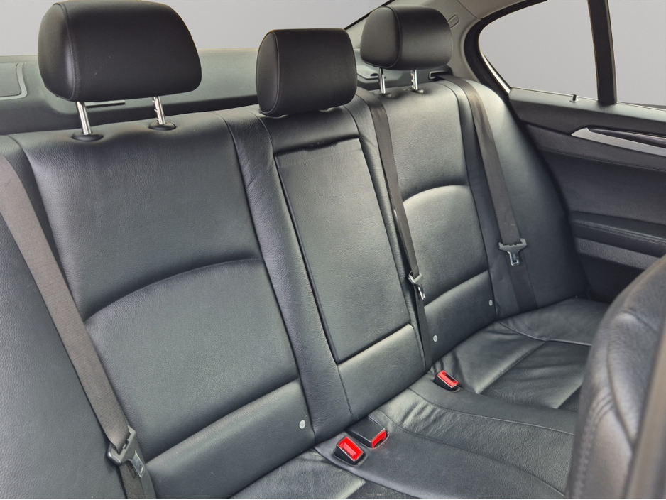 2010 BMW 5 Series - image 11