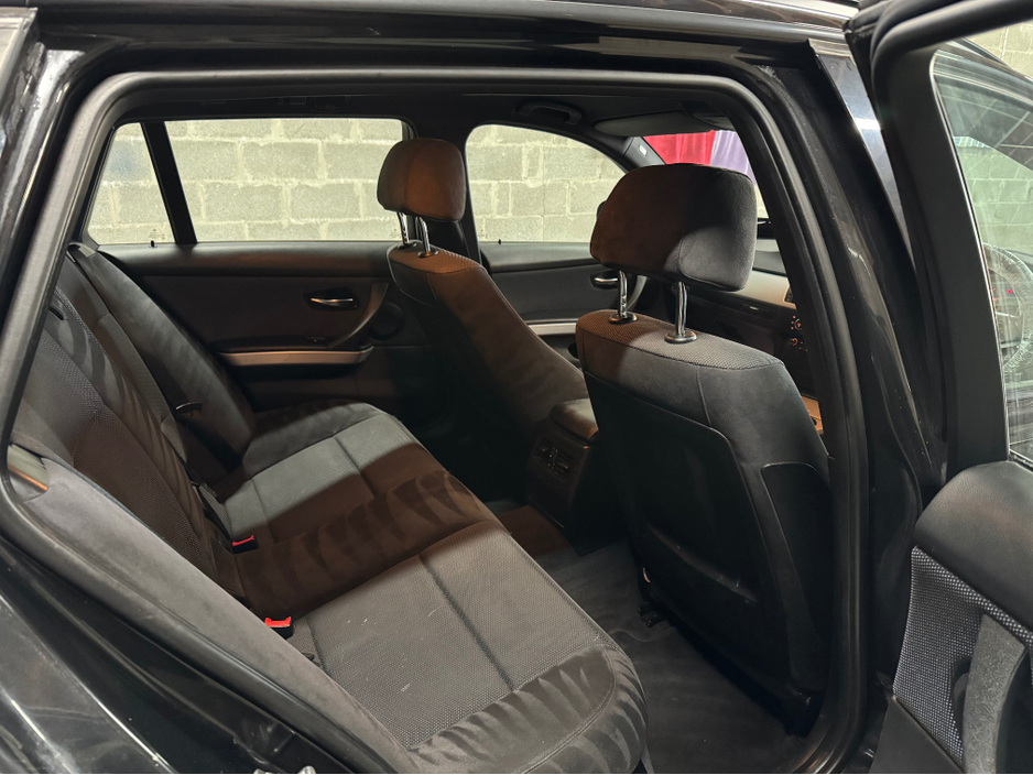 2011 BMW 3 Series - image 14