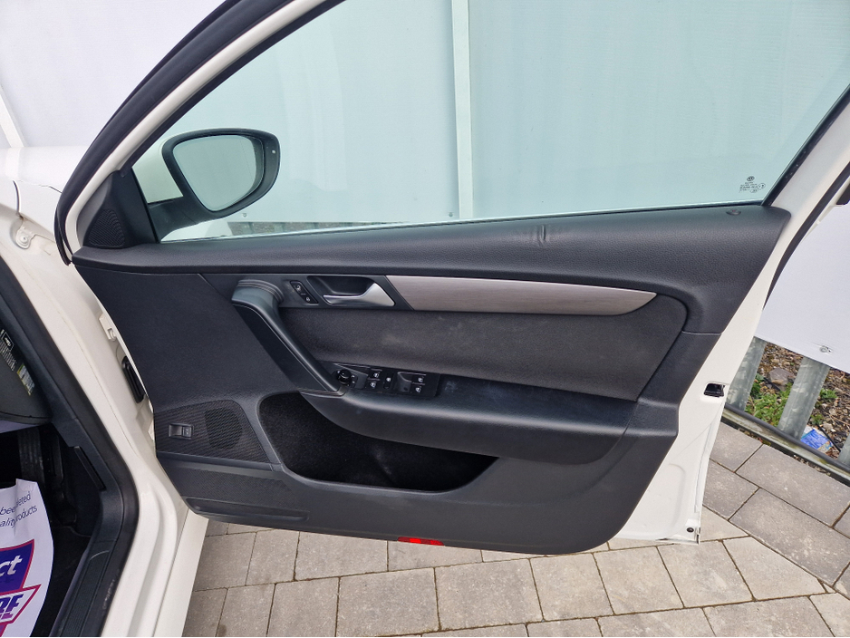 2011 Volkswagen Passat - image 14